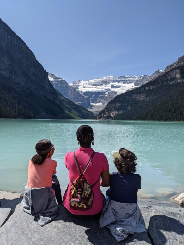 KAlex et ses enfants devant le Lac Louise à l'été 2021.