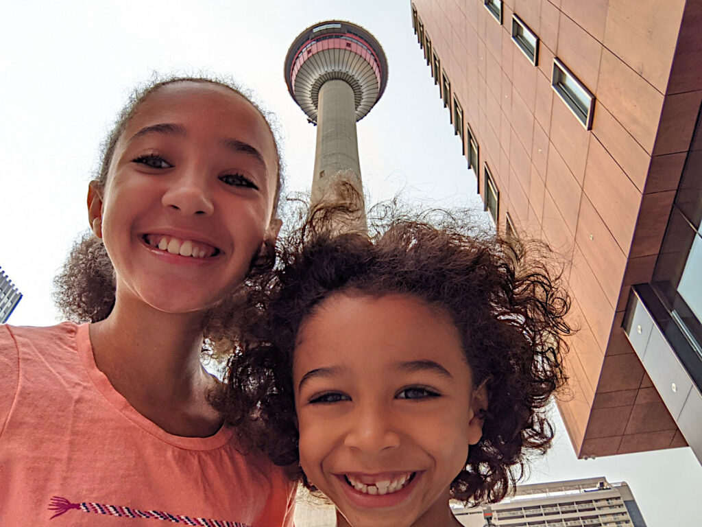Road trip dans l'Ouest Canadien, devant la Calgary Tower
