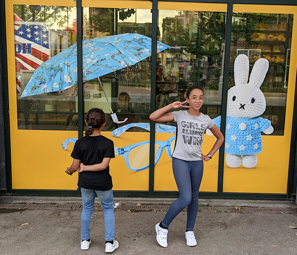 Devant la Museumshop, Museumplein, Amsterdam